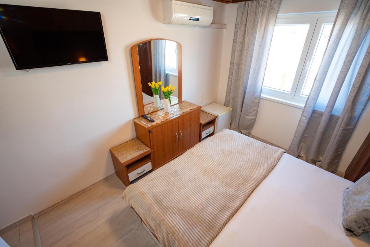 Rooms Magnolia With Pool Novalja Exterior photo