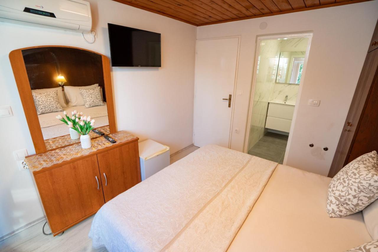 Rooms Magnolia With Pool Novalja Exterior photo