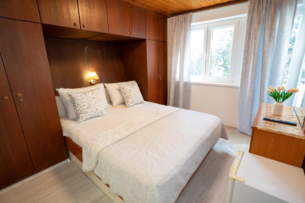 Rooms Magnolia With Pool Novalja Exterior photo