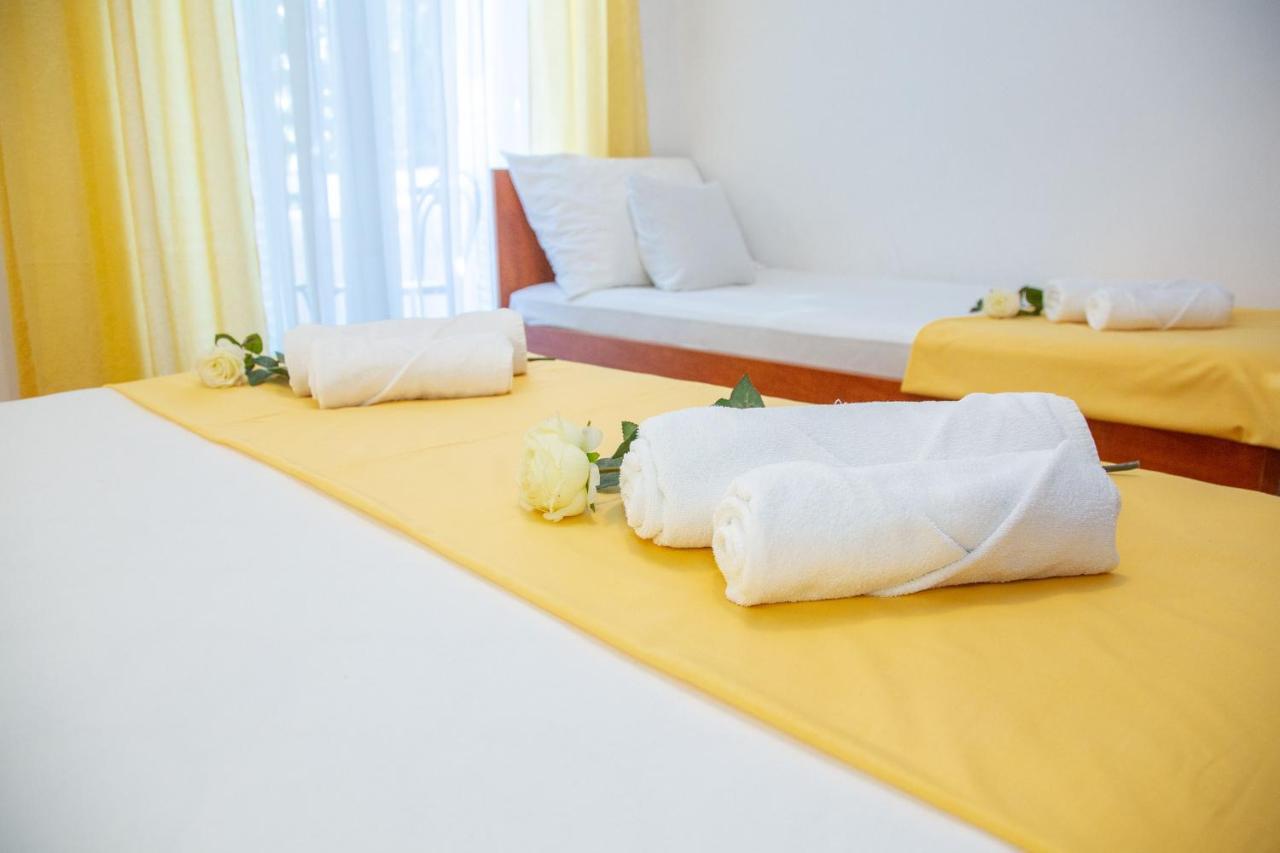 Rooms Magnolia With Pool Novalja Exterior photo